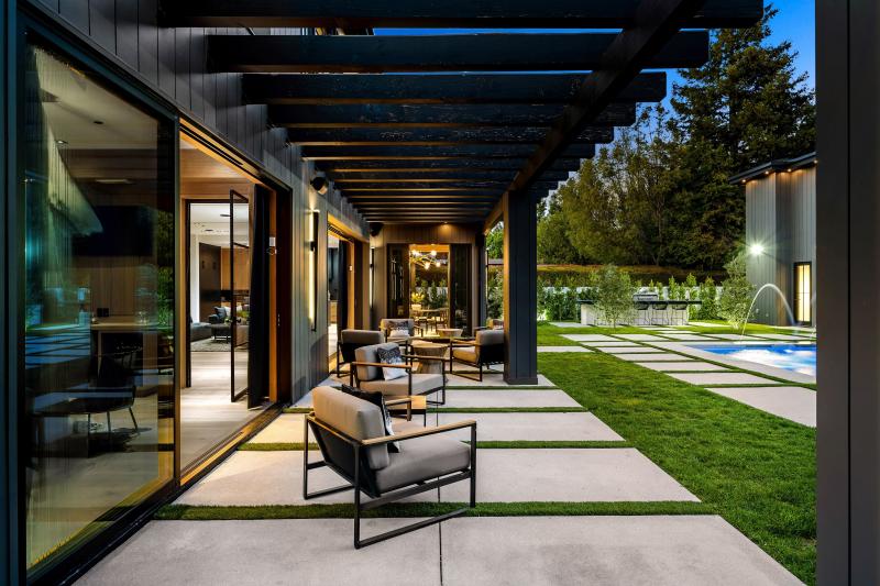 Aménager votre extérieur avec des pergolas et terrasses pour profiter du plein air
