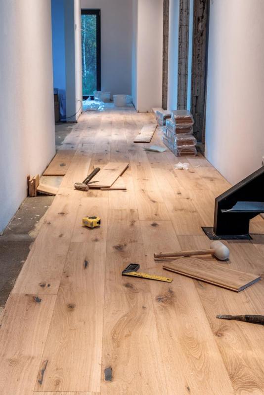 Pose de parquet : secrets d'artisans pour un sol durable et esth&eacute;tique